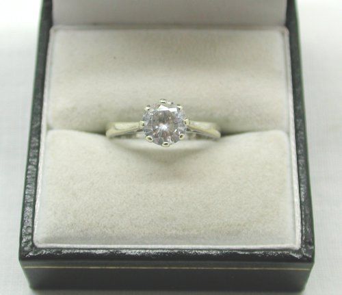 Lovely 9ct White Gold & Cubic Zirconia Solitaire Ring  