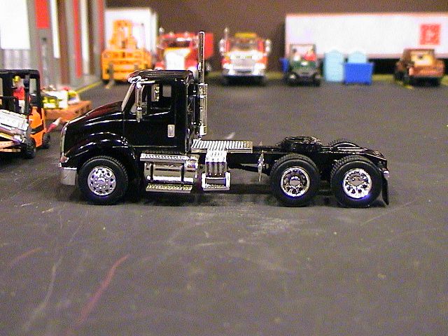 SPECCAST IH 8600 HEAVY DUTY SEMI TRUCK DAY CAB 1/64 *HOT WHEELS CITY 