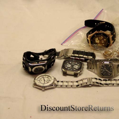 watches in this lot good for parts only or repair. ALL HAVE ISSUES 