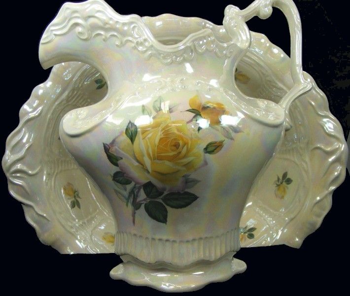 VINTAGE ARNELS 1979 OPALESCENT PITCHER AND WASH BASIN  