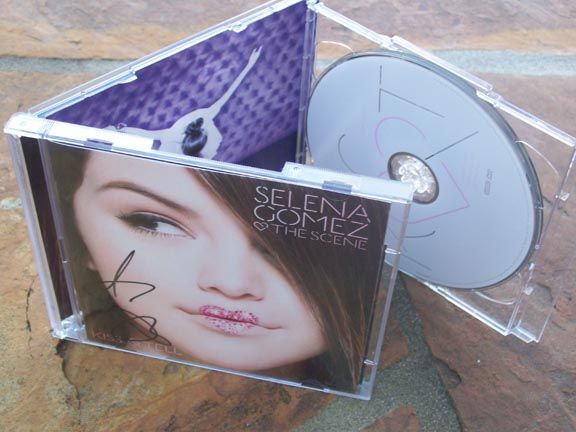 SELENA GOMEZ*SIGNED*CD*KISS & TELL*+BONUS DVD*PROOF  