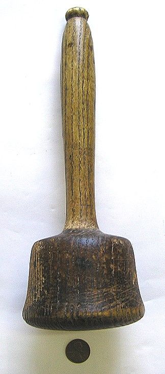 PILON ancien en bois. Grand modèle. Dimensions 25 cm de haut. Usures 