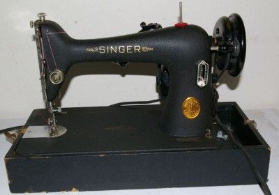 Beautiful Vintage Singer 66 Crinkle finish sewing machine in case 