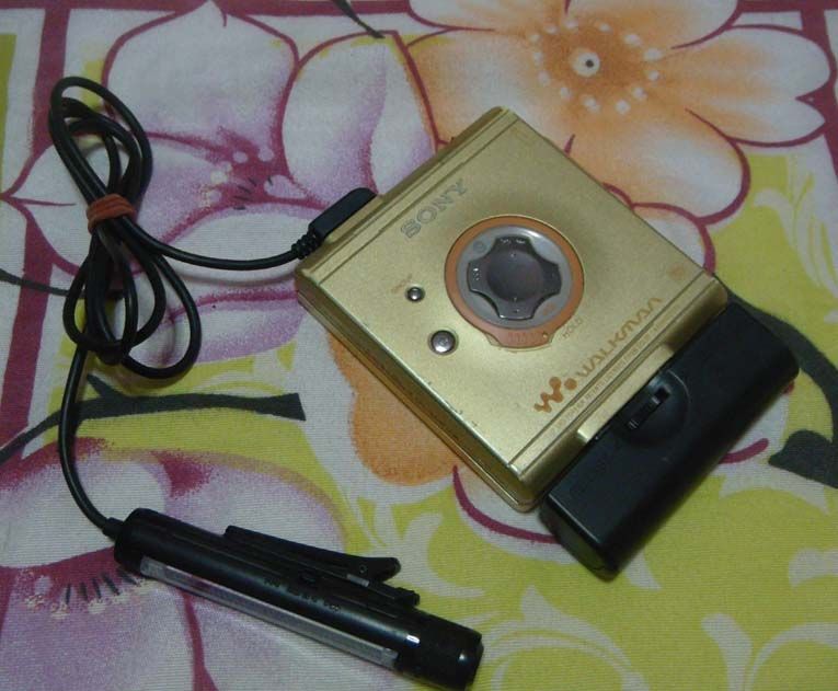 SONY WALKMAN PORTABLE MINIDISC MD PLAYER SONY MZ E501 MDLP GOLD COLOR 