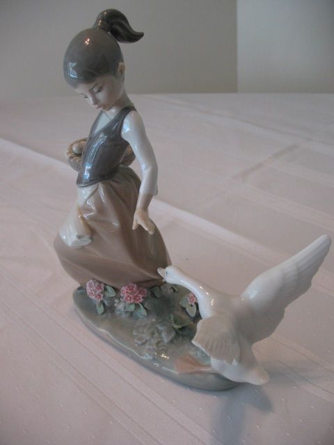  vintage aggressive duck or goose lladro 1288 girl being chased 