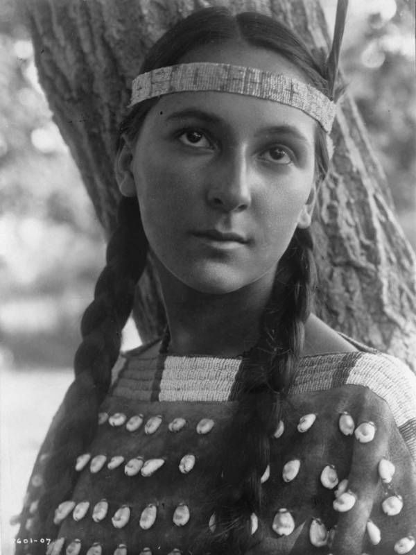 1907 portrait of Dakota Native American woman  