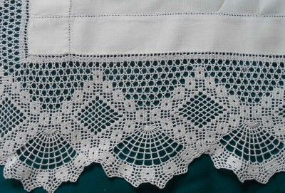   VINTAGE WHITE EMBROIDERY LINEN TABLE CLOTH HAND CROCHET FILET FAN LACE