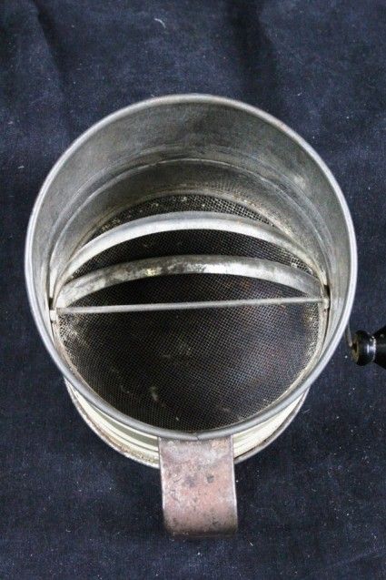 303 VINTAGE RARE HALL SILHOUETTE CHINA METAL FLOUR SIFTER  