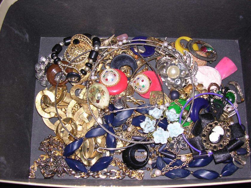 MIXED LOT OF JUNK JEWELRY SOME VINTAGE JUNK/CRAFT/REPAIR/WEAR  