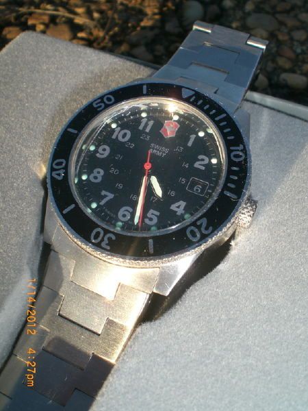 Vintage Swiss Army VICTORINOX Lancer Mens date watch LIFETIME BATTERY 